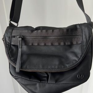 Lululemon All Night Festival bag in black